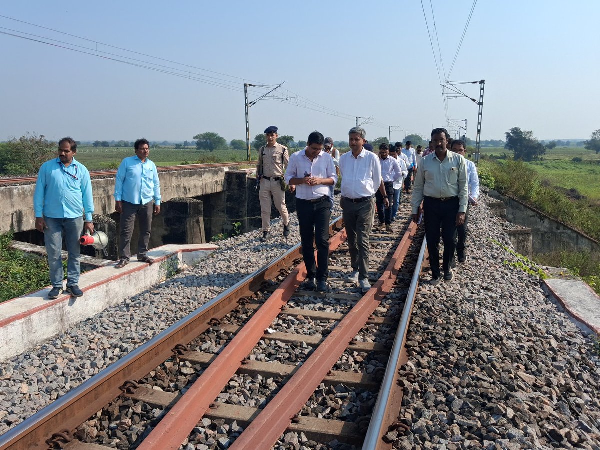 drmsecunderabad's tweet image. Safety inspection conducted by DRM Secunderabad @Km No. 76/3 between Vikarabad Jn. and Tandur stations #efficient train operations.