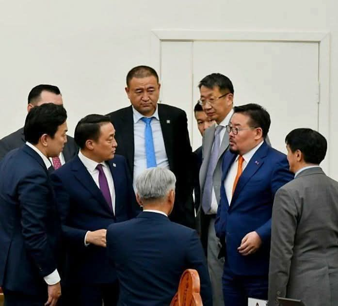 МАН-ынхан улс даяар алалцаж алалцаж бгаад эвлэрээд дуусаж бга хэрэг үү вахахах
2027, 2028 оны сонгуулиар дахиж ялна гэж мөрөөдөөд ч хэрэггүй дээ. Худалч, гүтгэгч, хонгил угсрагч, захиалгаар хэрэг үүсгэж дургүй хүмүүсээ яллалдаг, нүүрсний хулгайчдын орогнодог нам нэртэй болоод