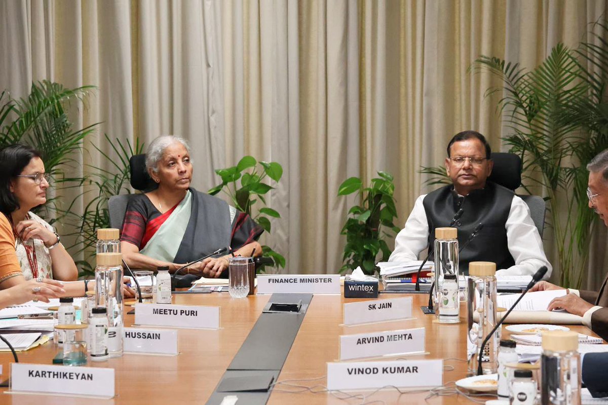 mppchaudhary's tweet image. आज नई दिल्ली में माननीय वित्त मंत्री श्रीमती निर्मला सीतारमण जी की अध्यक्षता में MSME सेक्टर के प्रतिनिधि मंडल के साथ बजट पूर्व बैठक में सहभागिता की।

बैठक में सूक्ष्म, लघु एवं मध्यम उद्यमों के सशक्तिकरण, विकास और नीतिगत सुधारों पर सार्थक चर्चा हुई, जिसका प्रभाव आगामी बजट में…