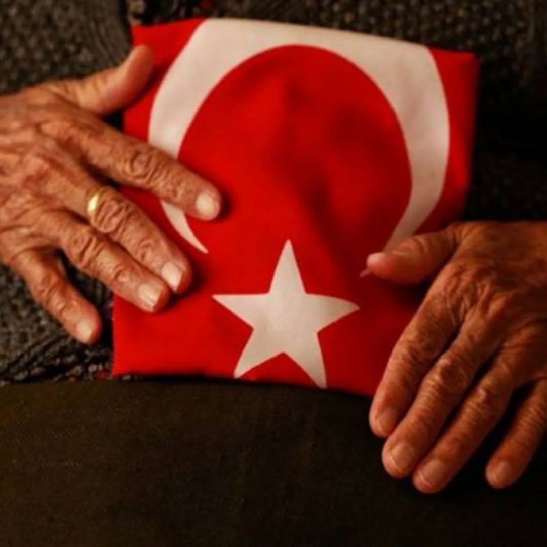 bir pencere aralanır bir bayrak dalgalanır bir anne evladından bayrak inmesin diye ayrılır.