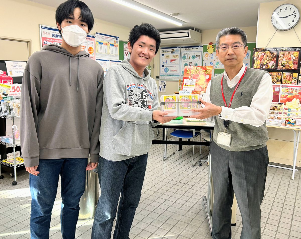 \\11月11日は介護の日//

介護福祉学科が「11月11日介護の日」の啓発をJR高松駅と学校近隣の高松市上之町郵便局で実施🎵

毎年恒例の手作り品を配布しました💕

受け取ってくださった皆様、ありがとうございました！

#介護の日
#介護福祉士
#四国医療福祉専門学校