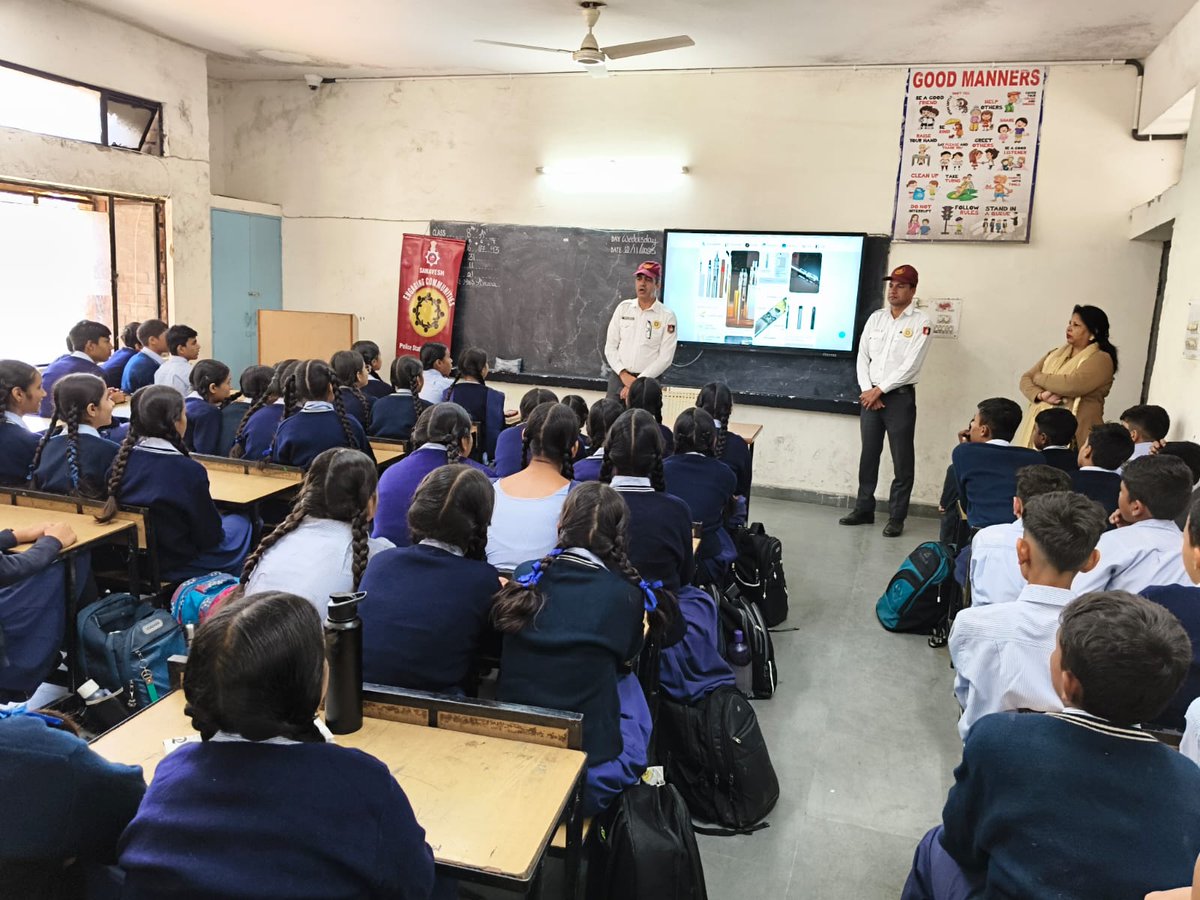 gmmsmhc's tweet photo. Samavesh Team, Police Station Manimajra conducted an awareness session on “Say No to Drugs, Yes to Life” at GMMS MHC MM under the guidance of Incharge Mrs.Bhupinder Kaur. Students pledged to live a drug-free life. 💪🚫 #SayNoToDrugs #Awareness #GMMS https://t.co/TqVMXw8o2F
