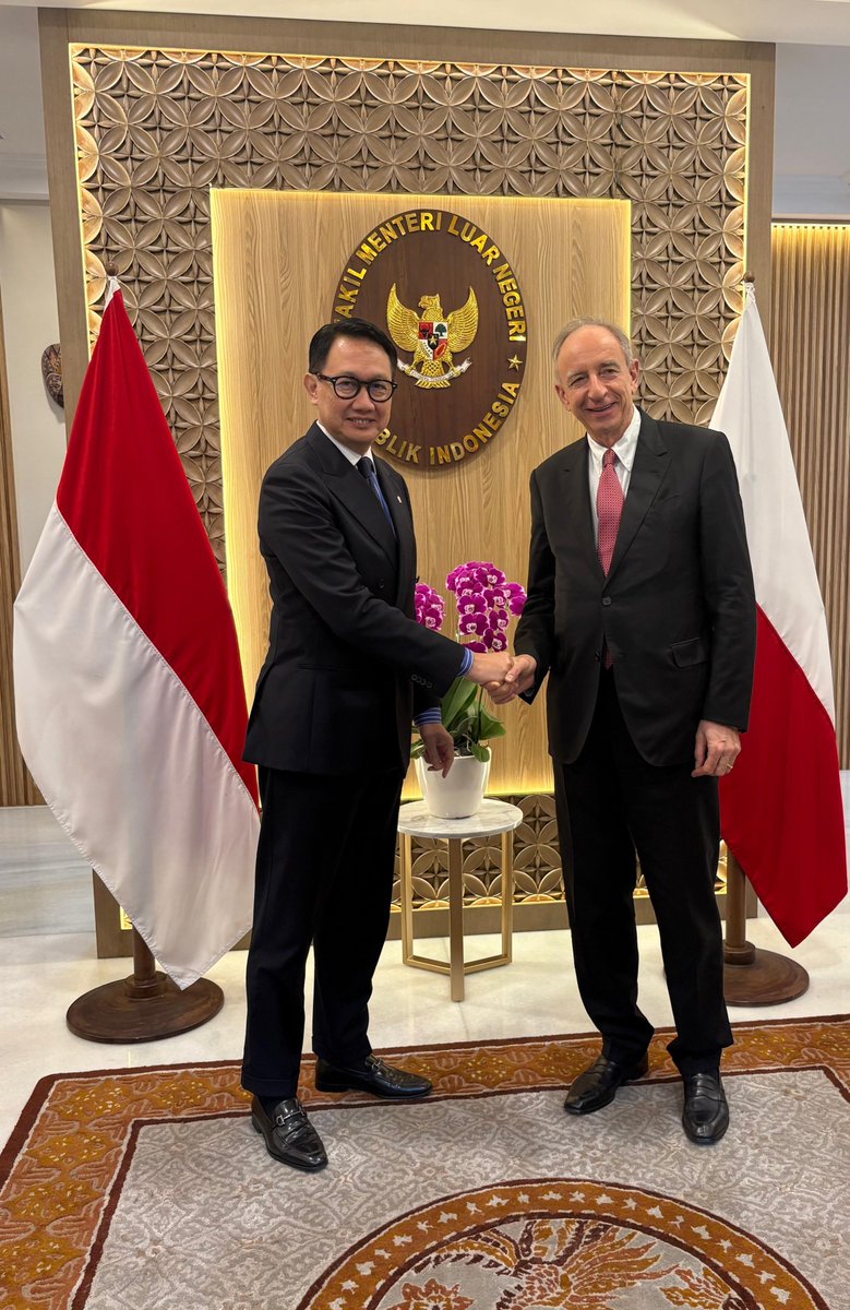 PLdiIndonesia's tweet image. 🇵🇱 Deputy Foreign Minister H.E. Władysław T. Bartoszewski begins his visit to 🇮🇩 with a fruitful meeting with Vice Minister of Foreign Affairs H.E. Arif Havas Oegroseno 🤝

 @WTBartoszewski @havasoegroseno @PolandMFA  @Kemlu_RI  @RzecznikMSZ  @sikorskiradek   @B_Szymanowska