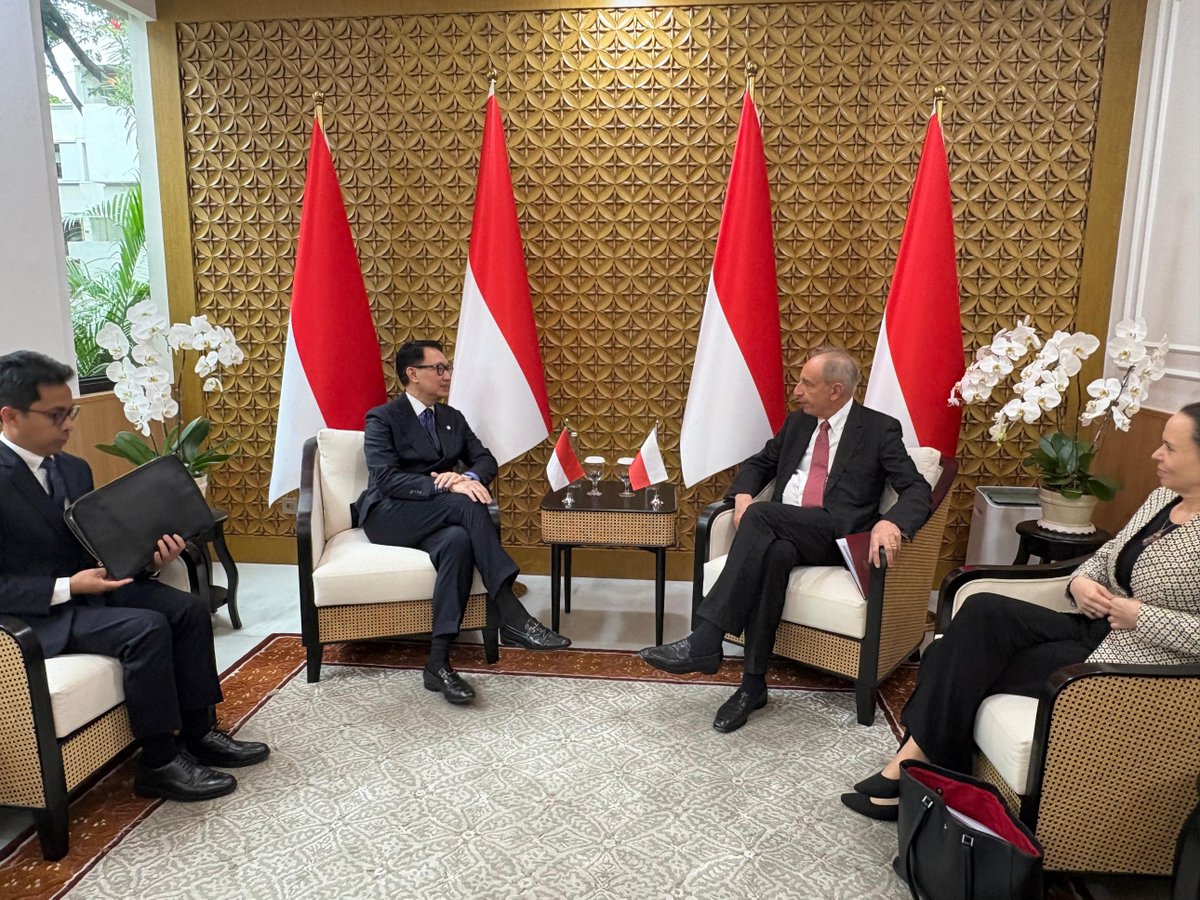 PLdiIndonesia's tweet image. 🇵🇱 Deputy Foreign Minister H.E. Władysław T. Bartoszewski begins his visit to 🇮🇩 with a fruitful meeting with Vice Minister of Foreign Affairs H.E. Arif Havas Oegroseno 🤝

 @WTBartoszewski @havasoegroseno @PolandMFA  @Kemlu_RI  @RzecznikMSZ  @sikorskiradek   @B_Szymanowska