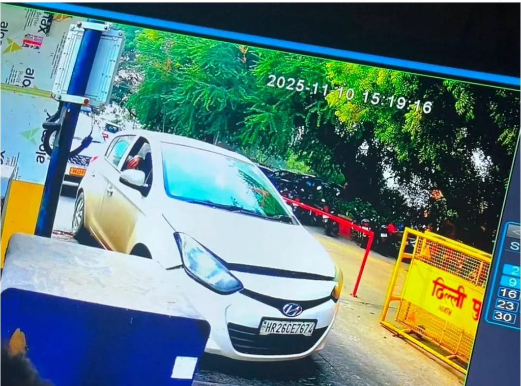 मस्जिद से कार निकली और विस्फोट हो गया
घटनाक्रम को समझिए

i20 कार 3:19 में सुनहरी मस्जिद पार्किंग में आई
6:48 pm बाहर निकली
6:52 pm ब्लास्ट हो गया

कार जैश-ए-मुहम्मद का आतंकी डॉ उमर मोहम्मद चला रहा था

कार में बम कहां और कैसे प्लांट किया गया?
क्या इसमें किसी बात का शक है?