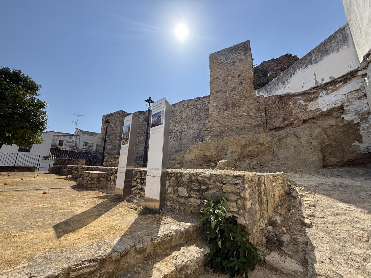 💥Por cierto, entre la iglesia y el castillo se encuentra el solar donde estuvo la casa del famoso bandolero 'El Tempranillo'🐴(enterrado en Alameda, provincia de Málaga)