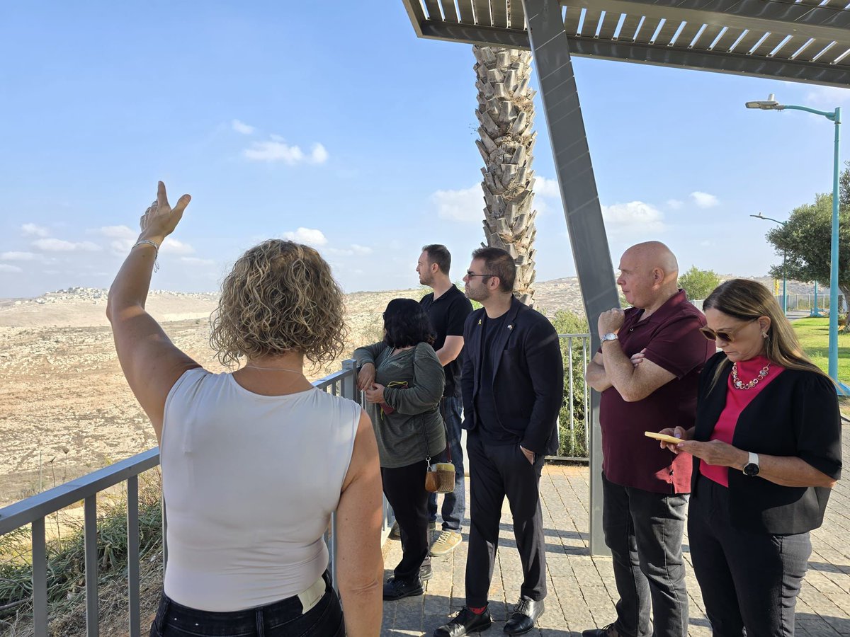 סילמן מגלגלת לבן גביר, שמגלגל לישראל כ"ץ, שמגלגל לסמוטריץ’ - שבכלל לא יודע שיש בעיה.
ובינתיים חצי מדינה נחנקת מזיהום אוויר.
שריפות פסולת מרעילות את מודיעין, שוהם, ראש העין, כוכב יאיר, צור יצחק ועוד.

עם חה"כ ד"ר מטי צרפתי הרכבי, אור גרינפלד, אתי כהן ויובב גוניקמן, סגני ראשי הערים