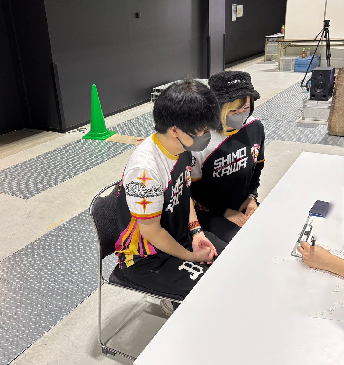 このインタビュー受けてる時のシモカワさん

”三者面談で怒られてる親子“過ぎる