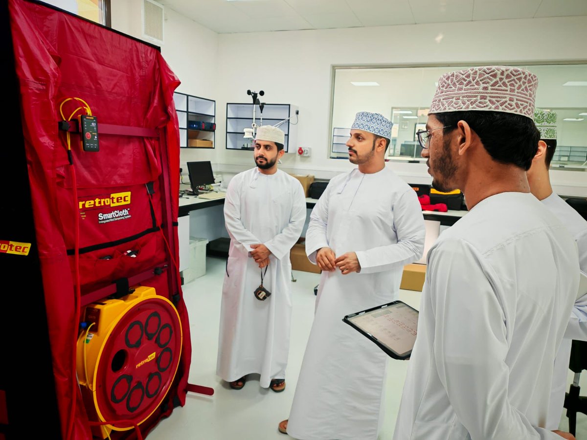 SERC_SQU's tweet image. في إطار برنامج “كفاءة” لتدقيق الطاقة، أُقيمت ورشة تطبيقية للتدريب على جهاز اختبار تسرب الهواء في المباني (Blower Door)، وذلك بهدف تعريف المتدربين بآلية عمل الجهاز وتطبيقاته في قياس إحكام المباني وتحسين #كفاءة_الطاقة .

#serc   #blowerdoortest  #squ
