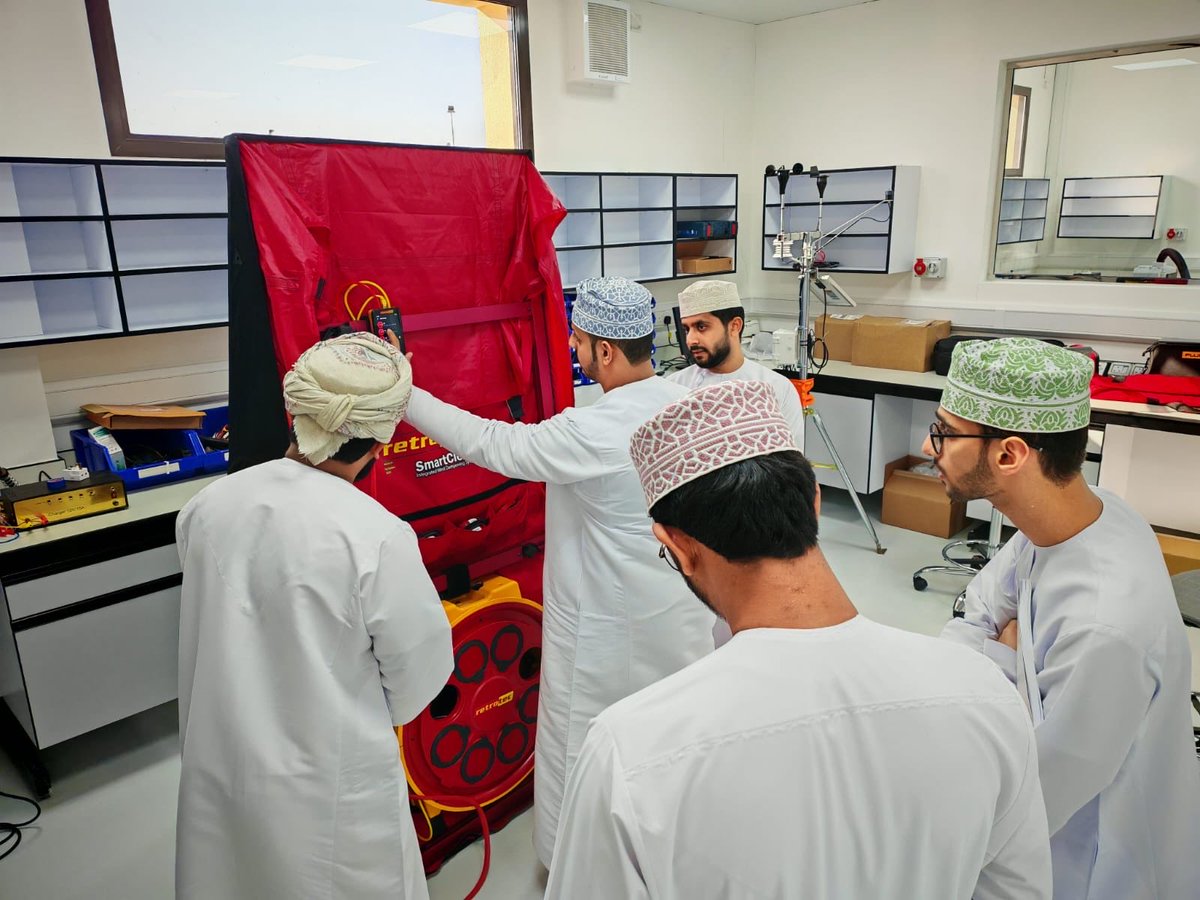 SERC_SQU's tweet image. في إطار برنامج “كفاءة” لتدقيق الطاقة، أُقيمت ورشة تطبيقية للتدريب على جهاز اختبار تسرب الهواء في المباني (Blower Door)، وذلك بهدف تعريف المتدربين بآلية عمل الجهاز وتطبيقاته في قياس إحكام المباني وتحسين #كفاءة_الطاقة .

#serc   #blowerdoortest  #squ