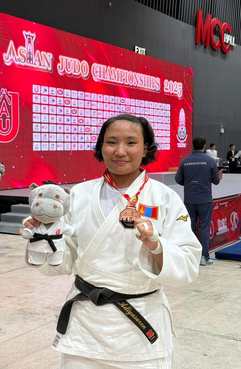 Хөөрхөн нүдэнд дулаахаан бас харизматай . 
#physicalasia 
#Mongolia ♥️🇲🇳