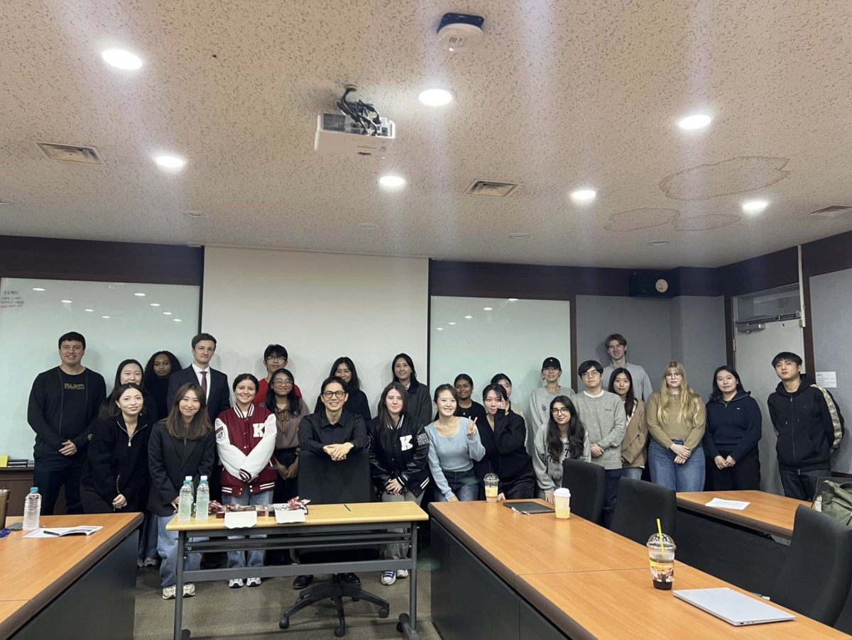 UNDPSPC's tweet image. A meaningful exchange with future leaders in #InternationalDevelopment! @UNDPSPC’s Governance and Gender Team Lead Youngchan Kim met with students at Korea University’s Graduate School of International Studies to share insights about the @UN, @UNDP, and @UNDPSPC’s work, and how…