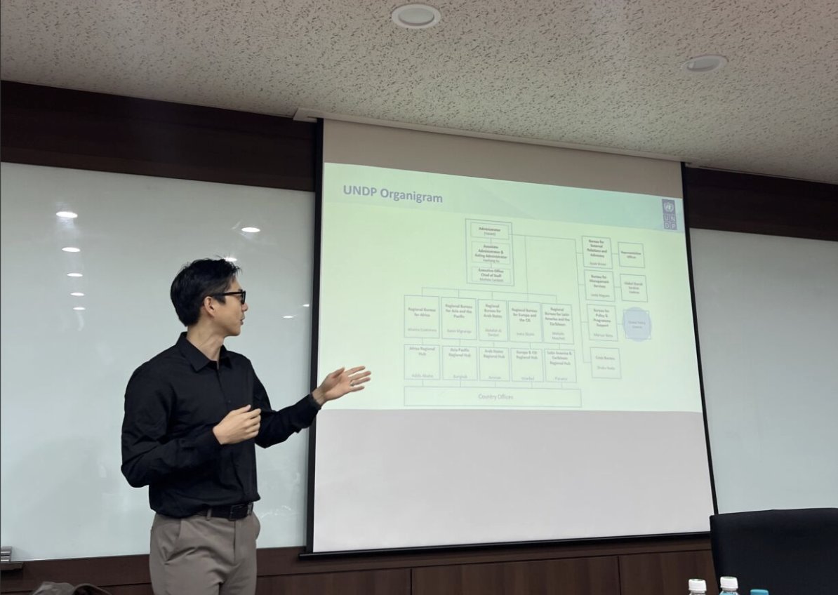 UNDPSPC's tweet image. A meaningful exchange with future leaders in #InternationalDevelopment! @UNDPSPC’s Governance and Gender Team Lead Youngchan Kim met with students at Korea University’s Graduate School of International Studies to share insights about the @UN, @UNDP, and @UNDPSPC’s work, and how…
