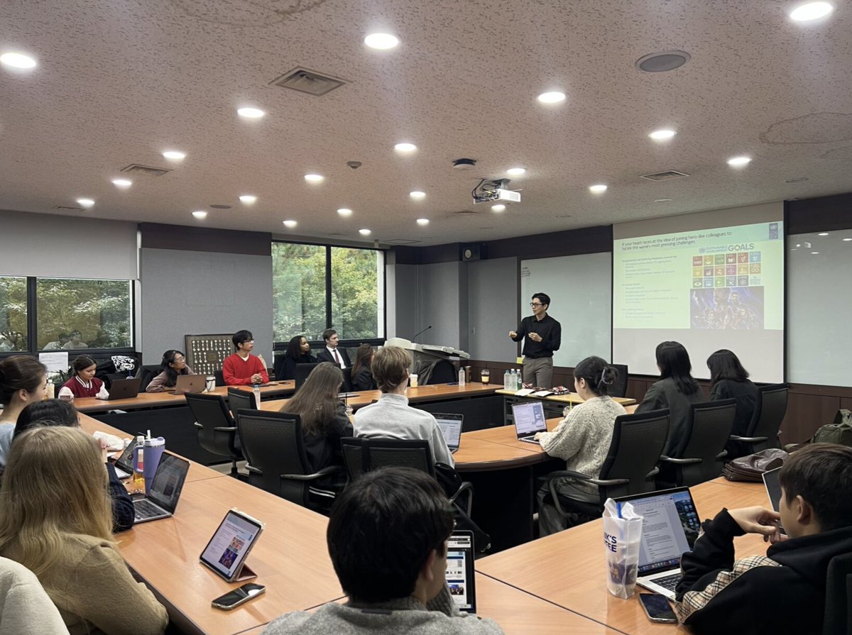 UNDPSPC's tweet image. A meaningful exchange with future leaders in #InternationalDevelopment! @UNDPSPC’s Governance and Gender Team Lead Youngchan Kim met with students at Korea University’s Graduate School of International Studies to share insights about the @UN, @UNDP, and @UNDPSPC’s work, and how…