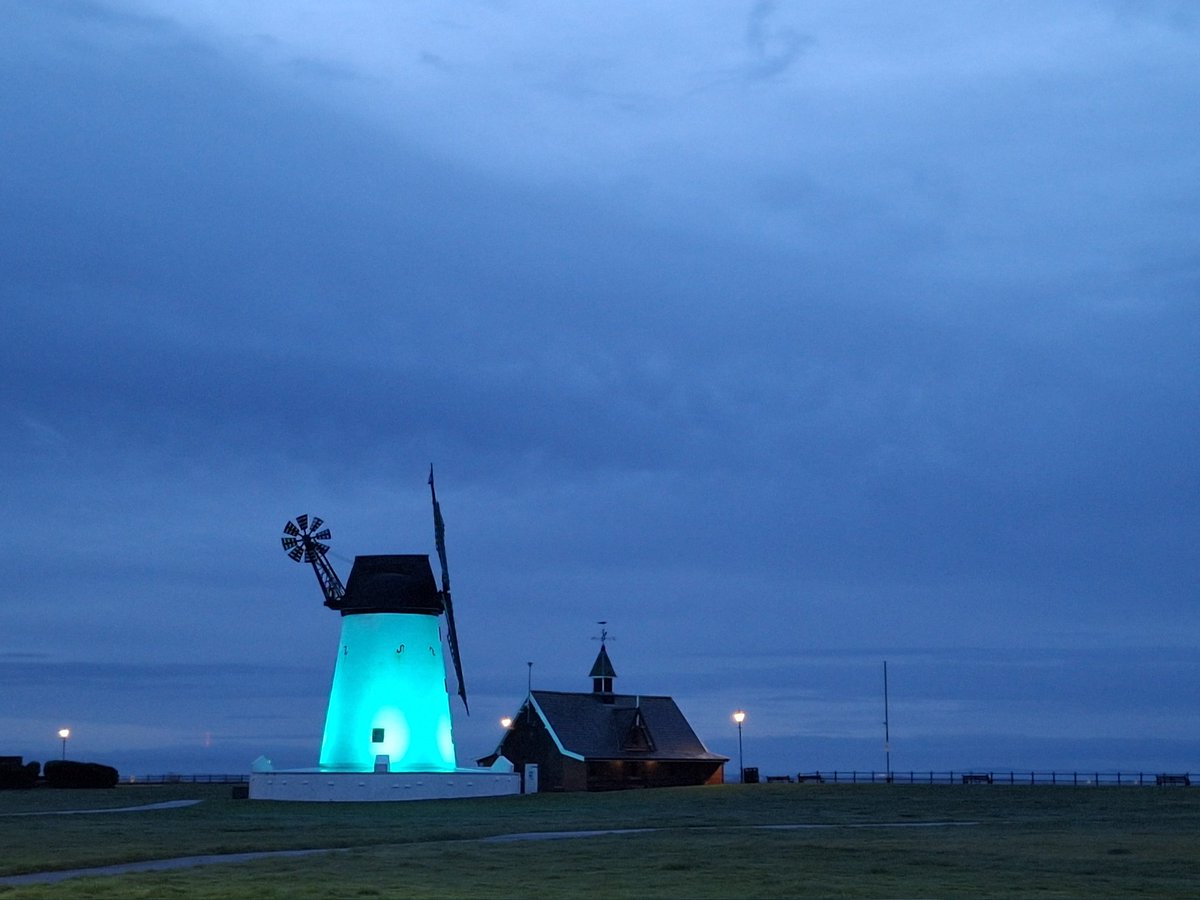 chomper_TC's tweet image. #chompers_rubbish  bin day, non recycling,  looks like everyone deployed in good time,  boring. 
Ours is quite heavy for s change. Hope the bin man is feeling strong and doesn&apos;t reject it. Windmill is blue today. Have a great day furends