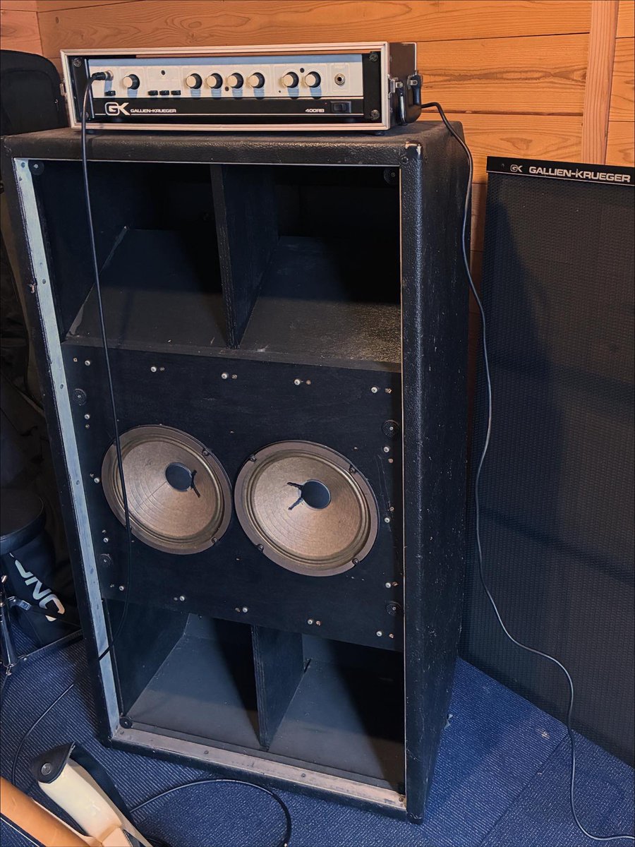 studioborraja's tweet photo. GALLIEN-KRUEGERのベースアンプ、400RBと4412Hをスタジオに導入しました。ゴリっとした中低域が特徴的なオールドアンプです。
スタジオ利用の際はぜひお試しください。
#bassamp
#gallienkrueger
@gallienkrueger
#recodingstudio
#studioborraja
@studio_borraja https://t.co/vntdRhjpFn
