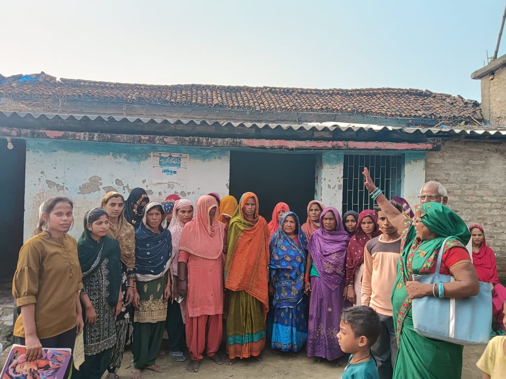 samvidhanleader's tweet photo. रीगा विधानसभा में संविधान लीडरशिप प्रोग्राम (SLP) के तहत आज एक नुक्कड़ सभा का आयोजन किया गया था।

यह नुक्कड़ सभा WT (War Room Team/Trainer) के नेतृत्व में आयोजित की गई थी, जिसमें SLP साथी गुड्डी जी एवं गीता जी ने सक्रिय भूमिका निभाई थी।

#SamvidhanLeadership #GharGharAdhikar https://t.co/04FMZXCbeE