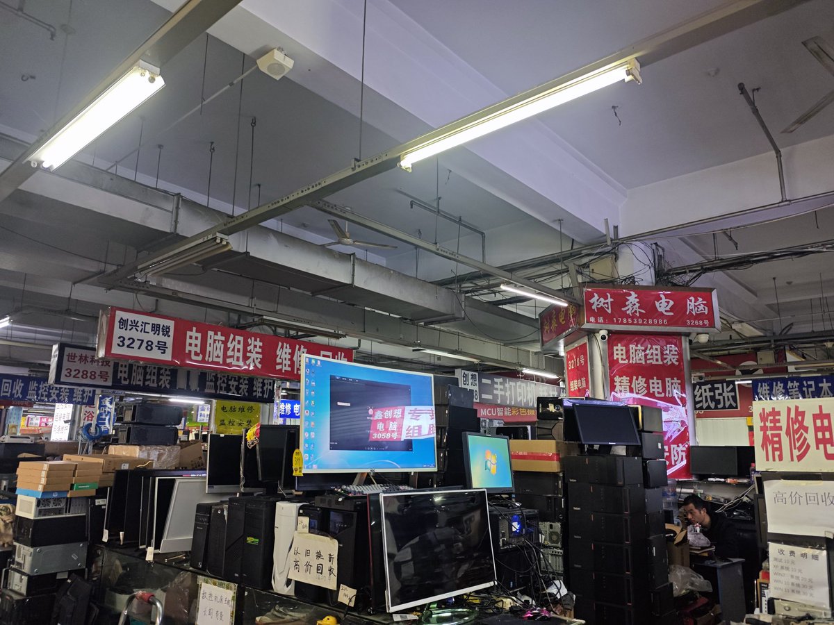 电脑市场，人挺少的……