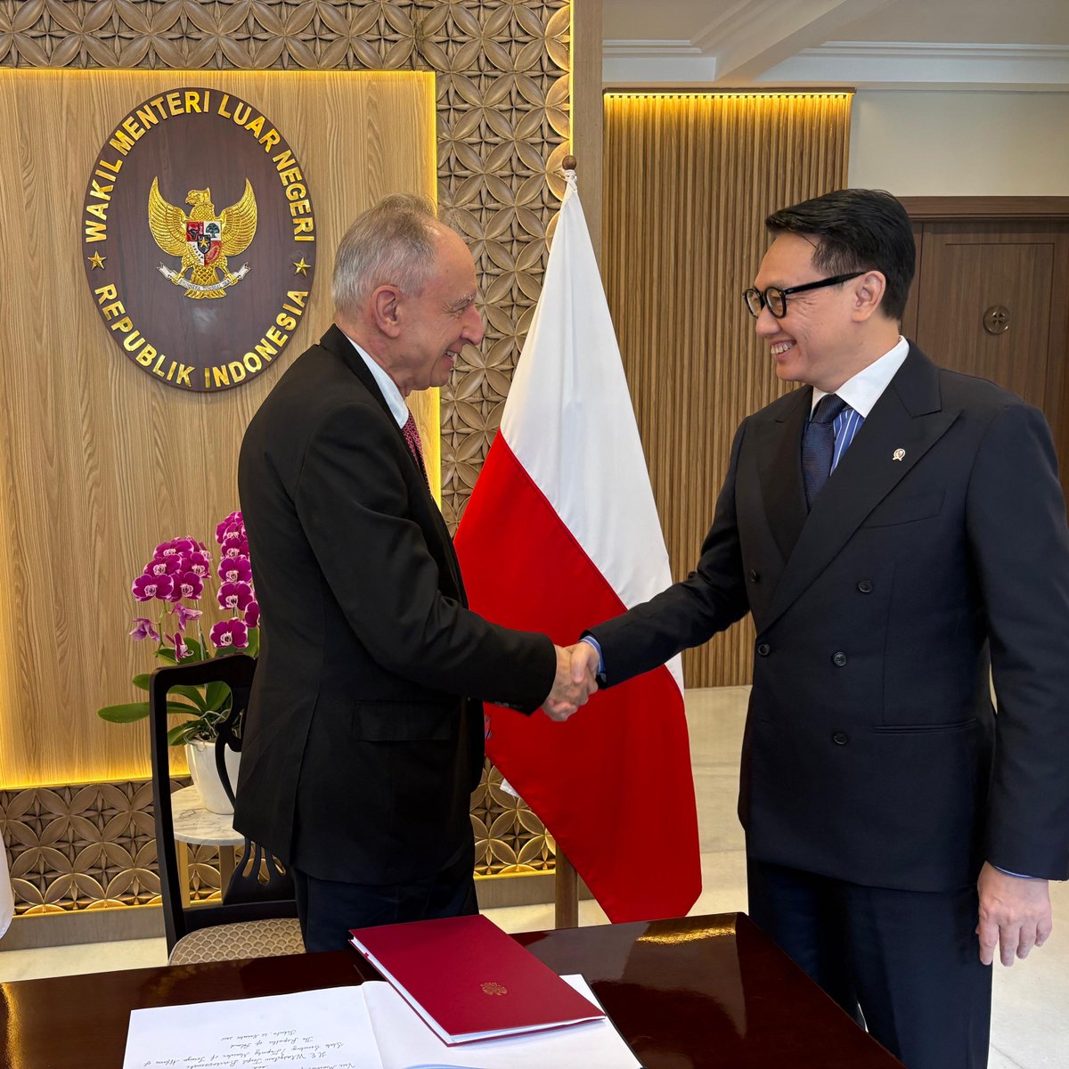 PLdiIndonesia's tweet image. 🇵🇱 Deputy Foreign Minister H.E. Władysław T. Bartoszewski begins his visit to 🇮🇩 with a fruitful meeting with Vice Minister of Foreign Affairs H.E. Arif Havas Oegroseno 🤝

 @WTBartoszewski @havasoegroseno @PolandMFA  @Kemlu_RI  @RzecznikMSZ  @sikorskiradek   @B_Szymanowska