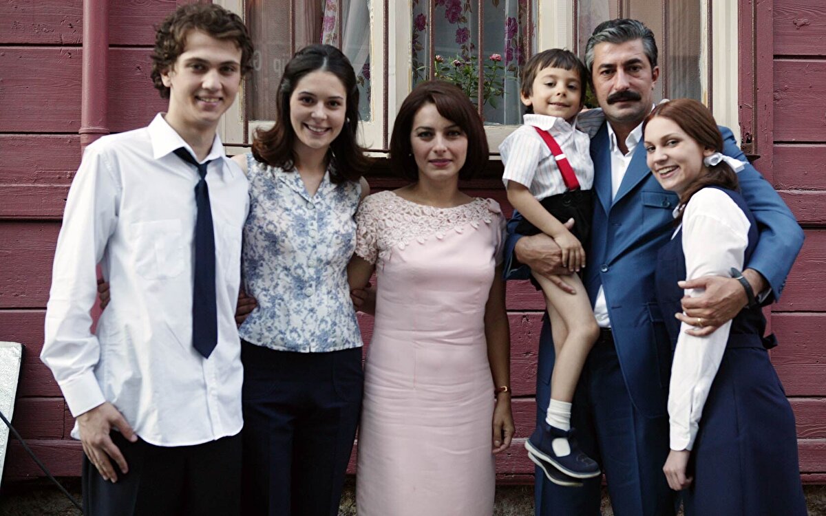 populicc's tweet photo. 2011 yılında yayında olan diziler:
• Behzat Ç. Bir Ankara Polisiyesi
• Kurtlar Vadisi: Pusu
• Leyla ile Mecnun
• Muhteşem Yüzyıl
• Kuzey Güney
• Adını Feriha Koydum
• Fatmagül'ün Suçu Ne?
• Ezel
• İffet
• Umutsuz Ev Kadınları
• Pis Yedili
• Alemin Kıralı
• Avrupa Avrupa
• Bir Çocuk Sevdim
• Hayat Devam Ediyor
• Akasya Durağı
• Arka Sokaklar
• Unutulmaz
• Lale Devri
• Öyle Bir Geçer Zaman Ki