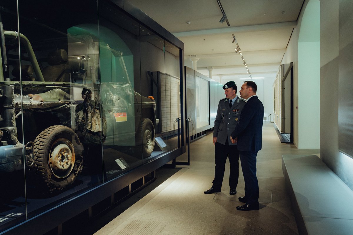 Landtagspräsident vor Ort: Alexander Dierks informierte sich im Militärhistorischen  Museum der Bundeswehr auf einem Rundgang und im Gespräch mit Direktor Oberst Dr. Dr. Rudolf J. Schlaffer über die Arbeit des Hauses.