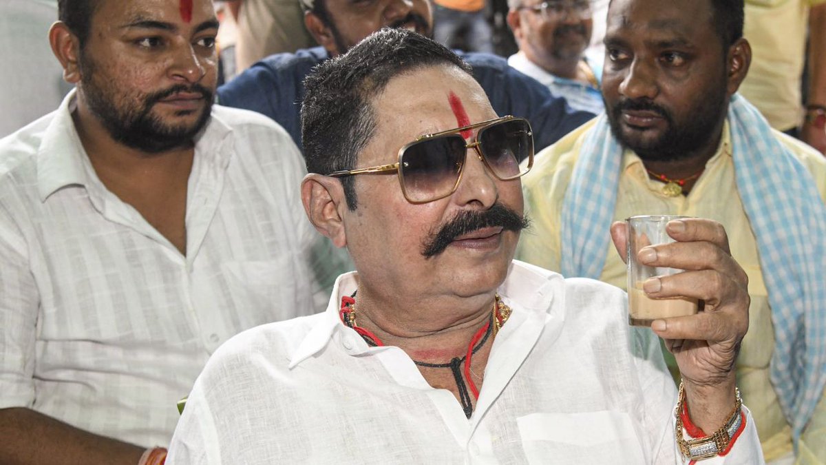 JaikyYadav16's tweet image. बिहार विधानसभा चुनाव 2025

कुछ बड़े चेहरे जीत के लिए संघर्ष करते हुए दिखाई दे रहे हैं।

सम्राट चौधरी- तगड़ी फाइट 
तेजस्वी यादव- जीत रहे हैं 
तेजप्रताप यादव- तगड़ी फाइट 
अनंत सिंह- हार रहे हैं 
भाई वीरेंद्र- जीत रहे हैं 

ये ऐसे लोग हैं जो कई बार विधानसभा चुनाव जीत चुके हैं लेकिन…