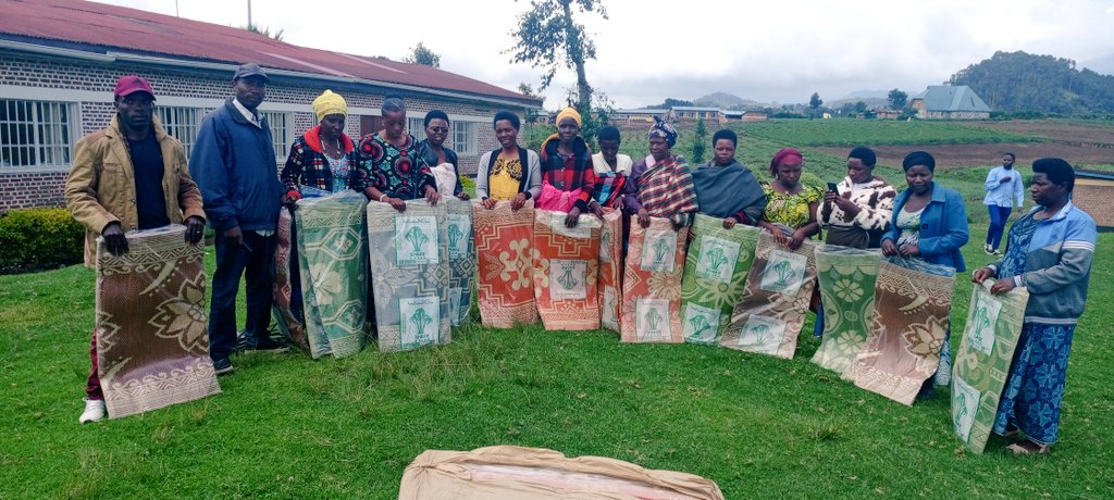 CaritasNyundo's tweet photo. Mu rwego rwo gukomeza guteza imbere no kunoza imitangire ya serivise mu ngo mbonezamikurire y'abana bato muri @RubavuDistrict , @CaritasNyundo yatanze imikeka izifashishwa muri #ECD
mu mirenge ya #MUDENDE, #BUGESHI na #CYANZARWE https://t.co/LszzYbFm8f