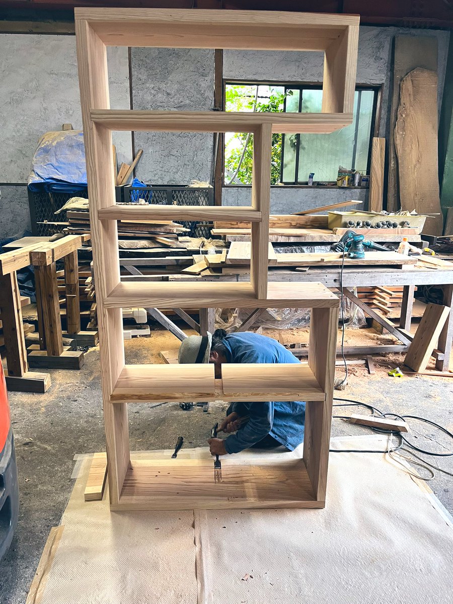 ブタニク様オーダー打ち合わせページ 大工の親方は木製のオーダーの本棚作成中。 木材は全て地元の木を天然