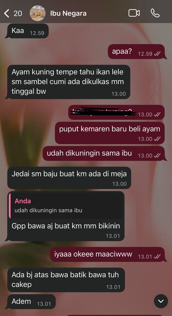 putegrzld's tweet photo. gue yang kerja dia yang repot buat bekel, sampe di beliin tumblr,baju,tas baru padahal gue udah ada suami dan mencukupi juga. Panjang umur ya Ibu Negara sehat terus bahagia terus!!!! Aamiin✨🤍 https://t.co/Wy1PlYtazf