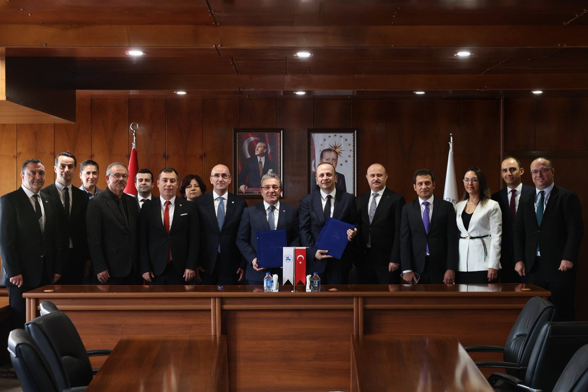 📢 DEÜ ile Halkbank Arasında Rekor Promosyon Anlaşması!

Dokuz Eylül Üniversitesi, Türkiye Halk Bankası ile personeline yönelik, bankanın bir kamu kurumuna verdiği en yüksek maaş promosyonu anlaşmasına imza attı.
Protokol, üniversite çalışanlarına önemli finansal avantajlar ve ek