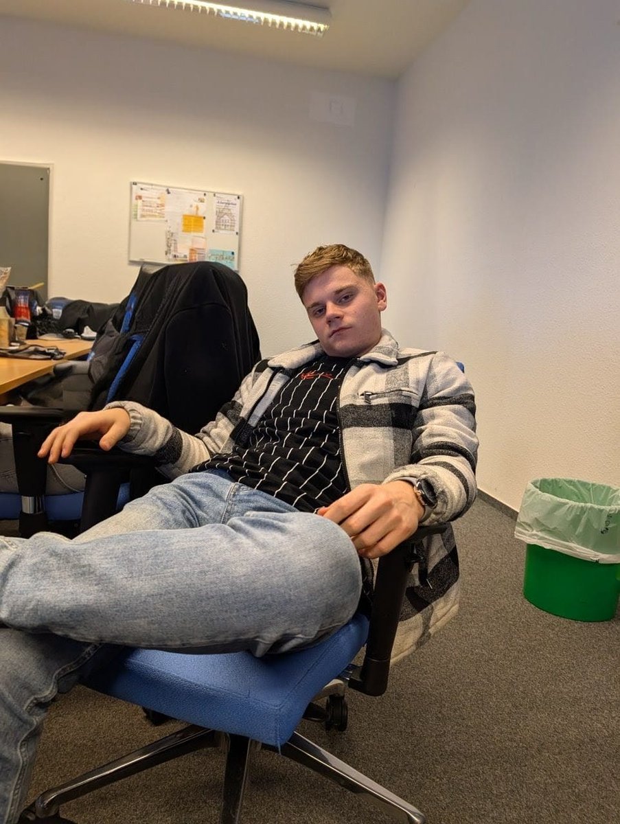 Schule ihr Fotzen 😈 Wird Zeit das ihr mal wieder Ordentlich abdrückt der Master geht am Samstag dick Feiern und Freitag essen 😜 

#Master #young #Dominat