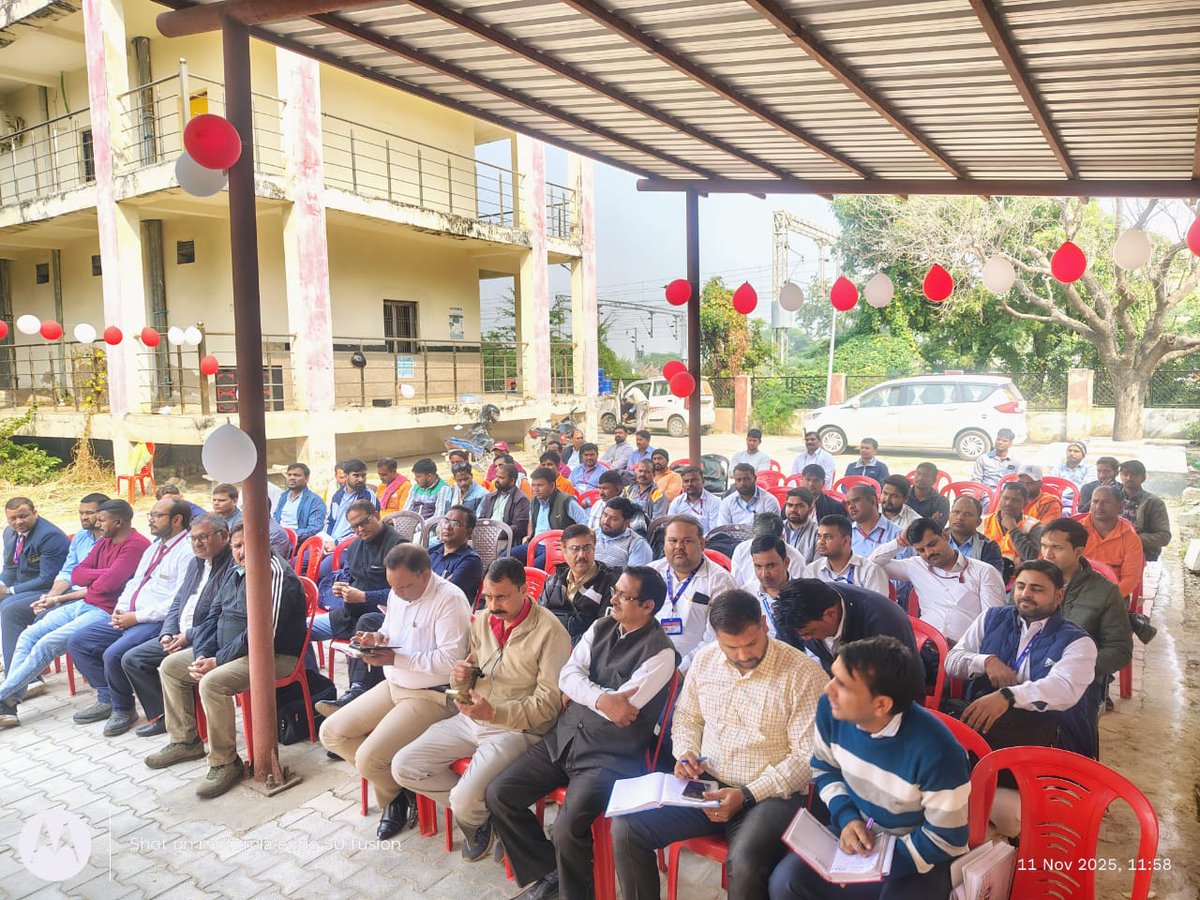 दि 11.11.225 को BAD स्टेशन पर “कोहरे के दौरान सुरक्षित ट्रेन संचालन एवं मिशन ज़ीरो एक्सीडेंट” विषय पर सेफ़्टी सेमिनार आयोजित की गई, जिसमें कोहरे के मौसम में सुरक्षित एवं सतर्क ट्रेन संचालन के लिए दिशा-निर्देशों एवं सुरक्षा उपायों पर चर्चा की गई। जिसमें 94 कर्मचारी शामिल हुए ।