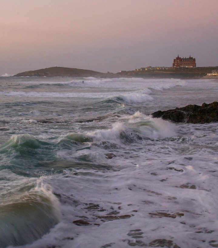 Grey, but glorious! (With a hint of pink) Good morning world!🩶🩷 🌊☁️〓〓
#Cornwall #StormHour #Wednesdayvibe