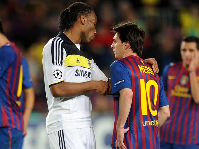 🗣️ Didier Drogba: “2010 Dünya Kupası’ndan önce bir içecek markası için Messi, ben ve bazı oyuncularla birlikte reklam çekmiştik. Messi Afrika’daki uzak bir köydeki insanlarla tanıştı, onlarla futbol oynadı. Ama sonunda bana ciddi bir ifadeyle dönüp, ‘Didier, farkında mısın? Biz