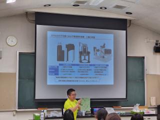 UTokyo_SatoLab's tweet photo. 東京都立立川高等学校【SSH企画】「分子科学の最前線」を体感！
佐藤宗太 特任教授が、出張授業
産学連携、結晶スポンジ法、水素結合を学ぶVR-MD、大学生・院生の生活、盛りだくさんの講義でした

紹介記事はこちら
https://t.co/oJM0CdYG8c

#東大 #分子研 #佐藤宗太 #社会連携講座 #統合分子構造解析 https://t.co/21Q1xqUvO0