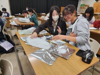UTokyo_SatoLab's tweet photo. 東京都立立川高等学校【SSH企画】「分子科学の最前線」を体感！
佐藤宗太 特任教授が、出張授業
産学連携、結晶スポンジ法、水素結合を学ぶVR-MD、大学生・院生の生活、盛りだくさんの講義でした

紹介記事はこちら
https://t.co/oJM0CdYG8c

#東大 #分子研 #佐藤宗太 #社会連携講座 #統合分子構造解析 https://t.co/21Q1xqUvO0