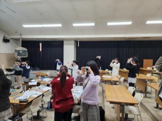 UTokyo_SatoLab's tweet photo. 東京都立立川高等学校【SSH企画】「分子科学の最前線」を体感！
佐藤宗太 特任教授が、出張授業
産学連携、結晶スポンジ法、水素結合を学ぶVR-MD、大学生・院生の生活、盛りだくさんの講義でした

紹介記事はこちら
https://t.co/oJM0CdYG8c

#東大 #分子研 #佐藤宗太 #社会連携講座 #統合分子構造解析 https://t.co/21Q1xqUvO0