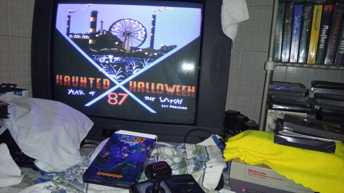 Arrivato preciso per Halloween questo fantastico gioco per #NES :HAUTED HALLOWEEN 87 by <a href="/RetrotainmentHQ/">Retrotainment Games in Possum Hollow!</a> .Ottimo platform action ,frenetico e divertente con della chicche grafiche geniali e divertenti per un gioco #8bit #Nintendo . Mi piacerebbe recuperare i precedenti #retrogame