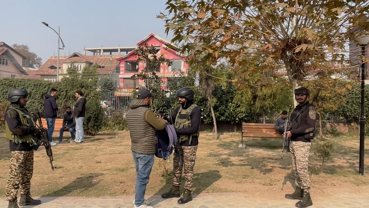 KashmirLife's tweet photo. Frisking Intensified in Srinagar City After Delhi Blast
Security checks have been tightened across #Srinagar following the recent #Delhiblast. Police and #paramilitary forces have intensified #frisking and checking at key intersections, #markets, and entry points to the city to prevent any untoward incident. See photos by #ShoaibNazir