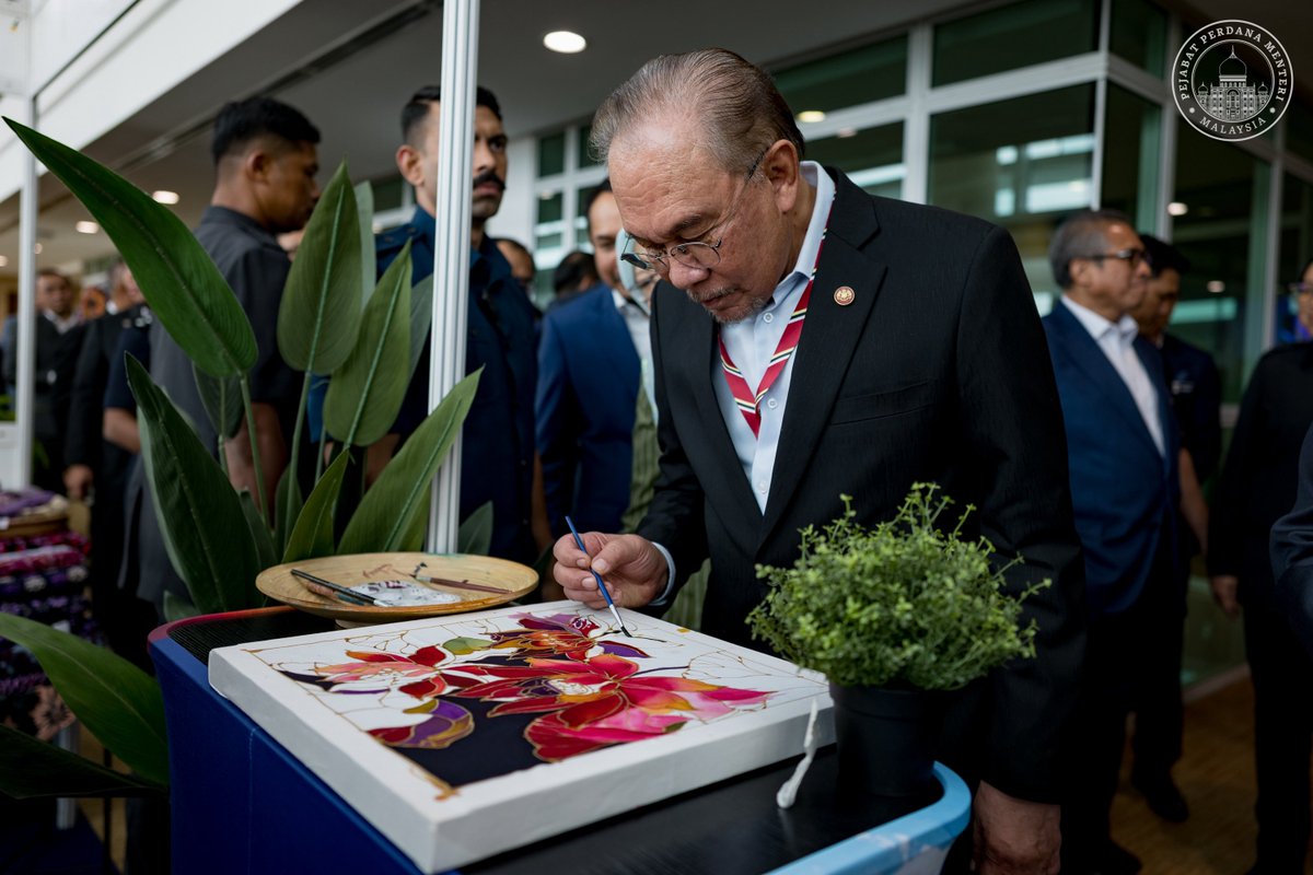 Sewaktu berucap pada Simposium Pembangunan dan Anugerah Pembangunan Negara 2025, saya menegaskan bahawa adalah menjadi tanggungjawab kita semua termasuk penjawat awam untuk terus memelihara kesatuan dan perpaduan negara.

Perjalanan membina sebuah negara yang hebat bukanlah
