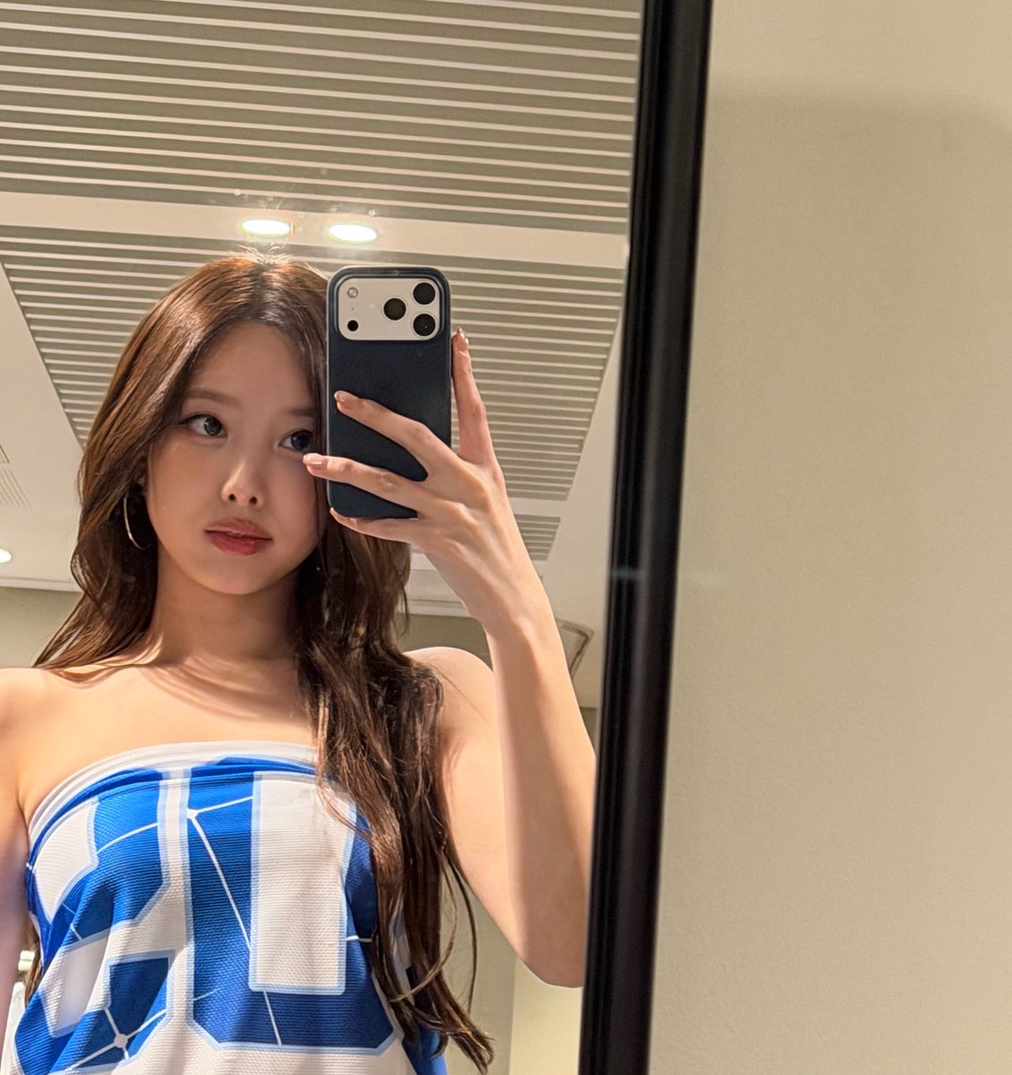 imnayeonarchive's tweet photo. OBSESSED WITH HER https://t.co/jZtlq6pg3C