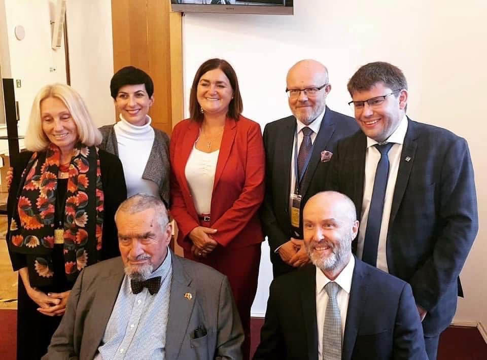 Karel by moudrý, přímý a laskavý člověk, který nikdy neztratil nadhled a humor.

Už dva roky mezi námi není, ale pořád jako by byl někde nablízku — v našich vzpomínkách, v příbězích, které o něm vyprávíme, i v hodnotách, které bránil.