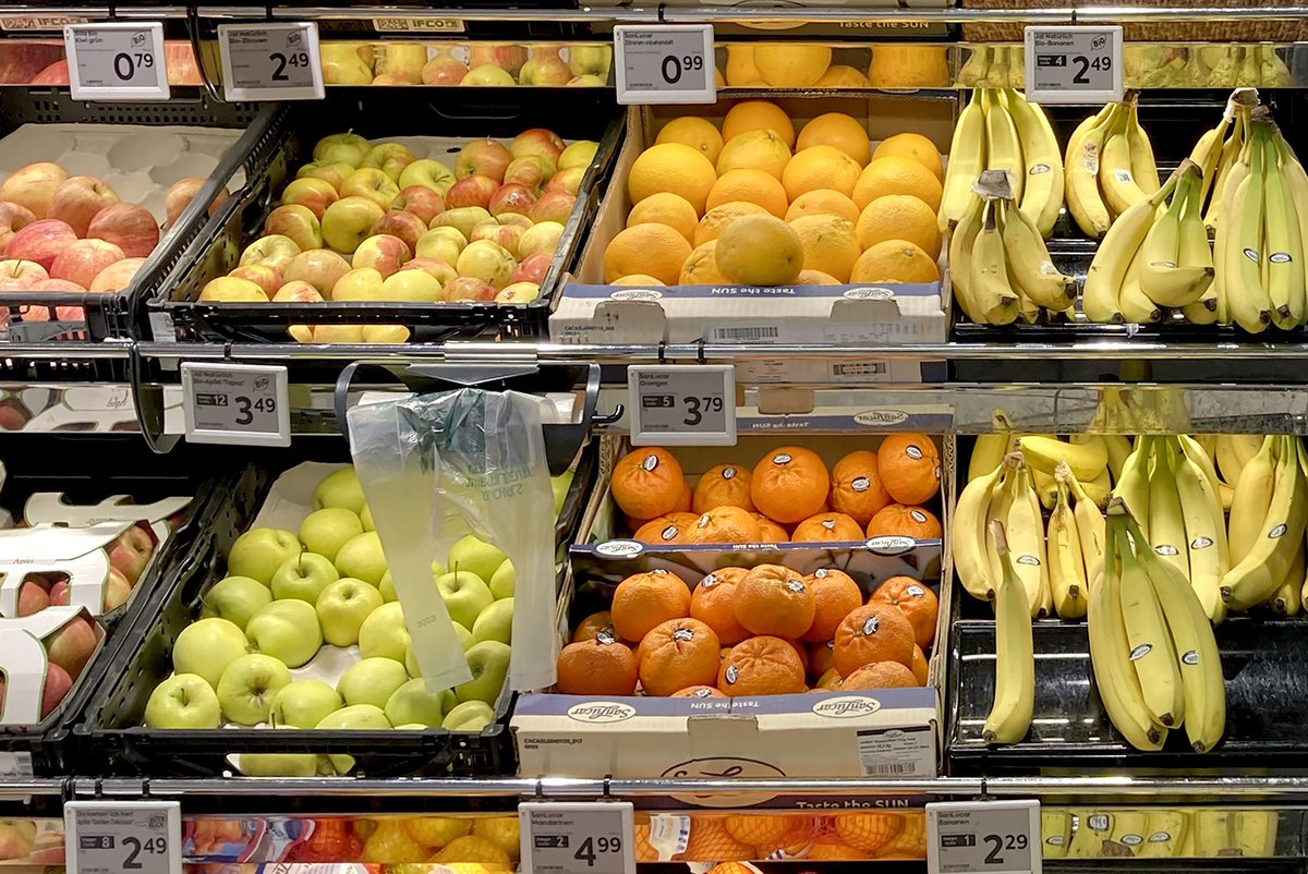 ReciklerkoCans's tweet image. Samouzluzno merenje voća u supermarketu 

stock.adobe.com/contributor/21…

Fresh fruit display in a modern supermarket. Bananas, oranges, apples, and grapefruits

#Fruits #Bananas #Oranges  #GroceryStore #RetailDesign #mockup #supermarket #grocerystore #adobestock #adobe #brandless