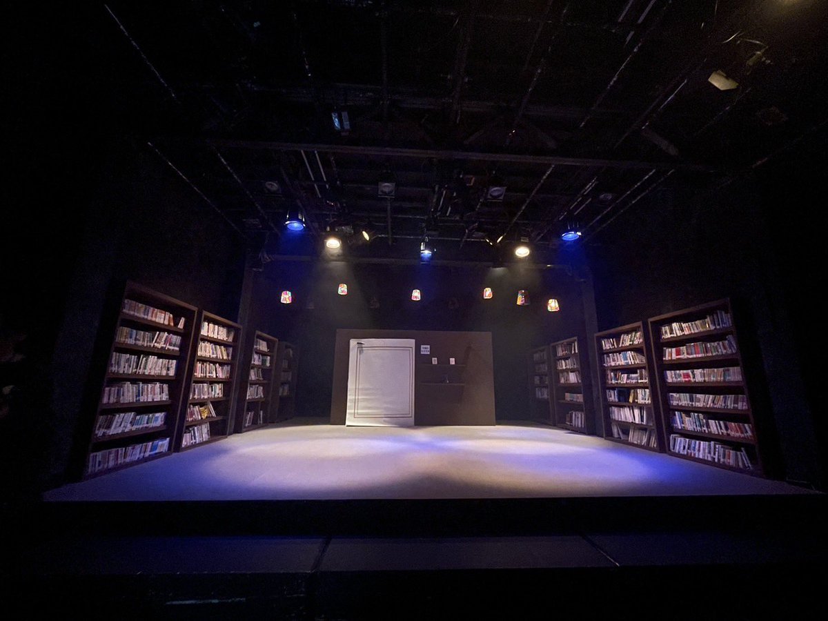 uzinoruna's tweet image. 眠ぽさんの卒公観劇してきました！

レベ4の先輩方の集大成をこの目で見ることができて、一部携わることもできて本当に幸せでした😭
脚本も装置も演出も、全てが驚きに溢れた作品で夢中になって観てました📖‼️

書きたいことまだまだいっぱいあります😭奇跡の五夜目期待してます😭😭

#劇団眠ポ_四夜目