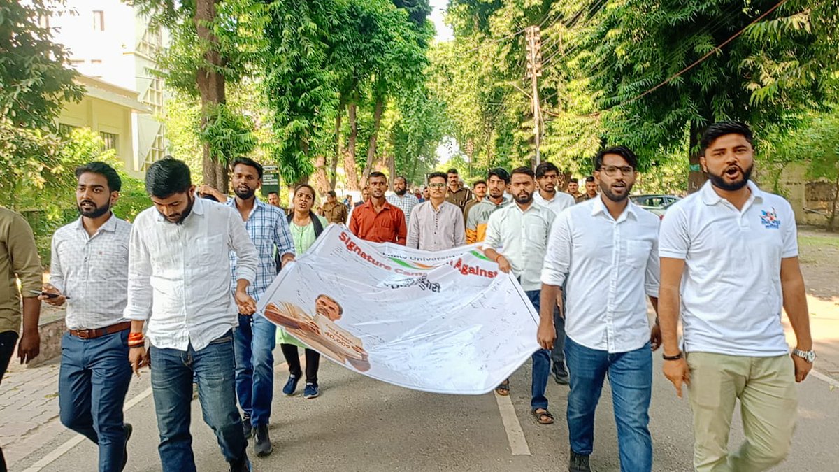 nsui's tweet photo. लखनऊ विश्वविद्यालय में छात्रों की आवाज़ — अब वोट चोरी नहीं चलेगी।

NSUI लखनऊ विश्वविद्यालय ने वोट चोरी के खिलाफ़ हस्ताक्षर अभियान चलाया, जिसमें सैकड़ों छात्रों ने भाग लेकर लोकतंत्र की रक्षा का संकल्प लिया।

यह अभियान LoP श्री @RahulGandhi जी की “H-Files” में उजागर हुई सच्चाइयों के समर्थन में आयोजित किया गया, ताकि चुनावी प्रक्रिया में पारदर्शिता और जवाबदेही सुनिश्चित की जा सके।