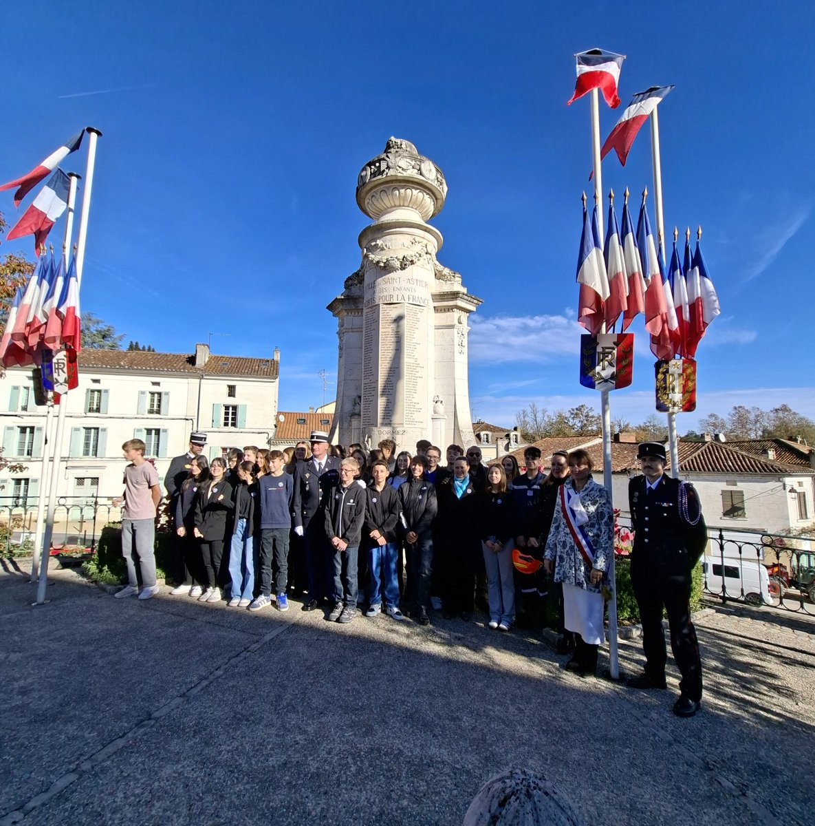 Retour en images sur la cérémonie commémorative du 11 novembre 1918 qui s'est déroulée hier au Monument aux Morts, place de la Victoire à Saint-Astier 🇫🇷#cérémonie #saintastier #novembre