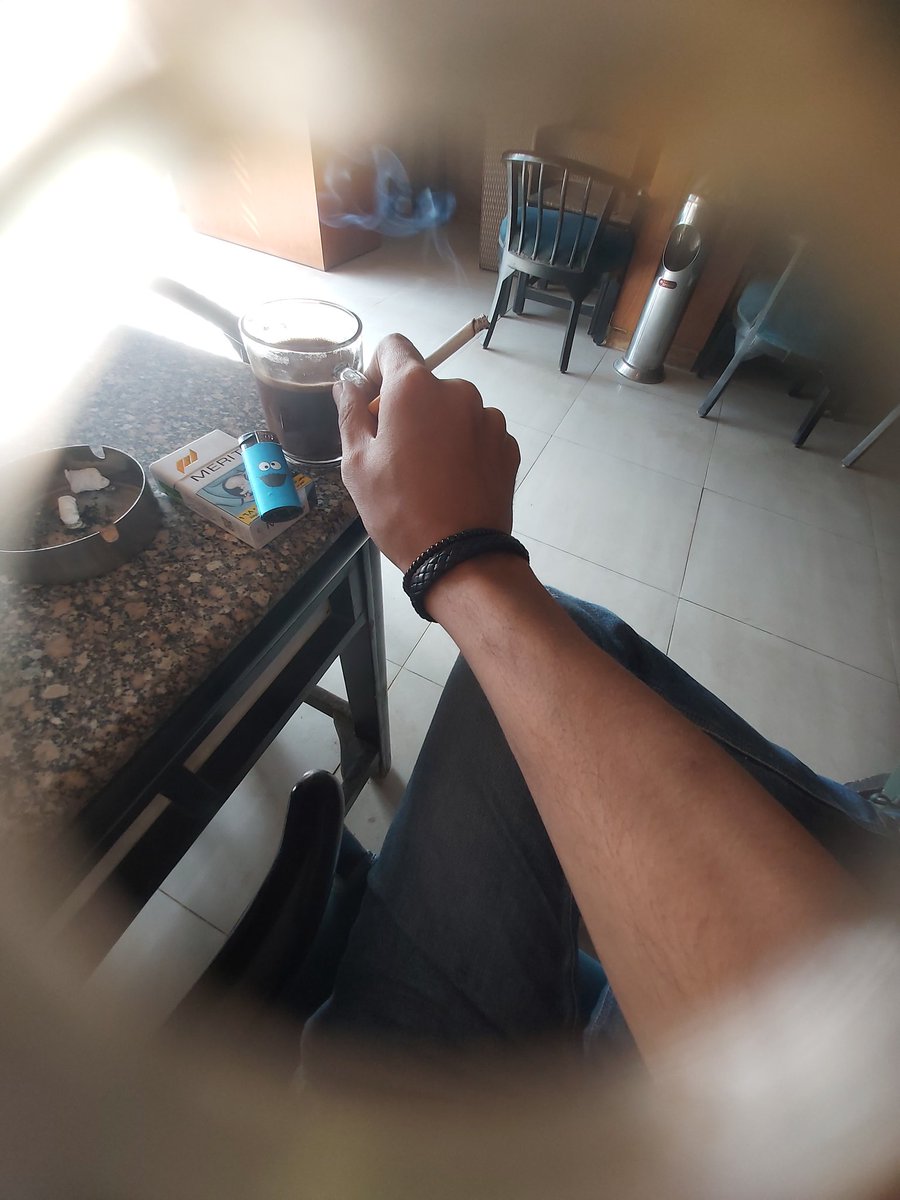 قهوة دوبل لنقدر نتعامل مع الأوغاد والزواحف اللي عايشين معها . . ☕🖤🚬 

Mr.joker