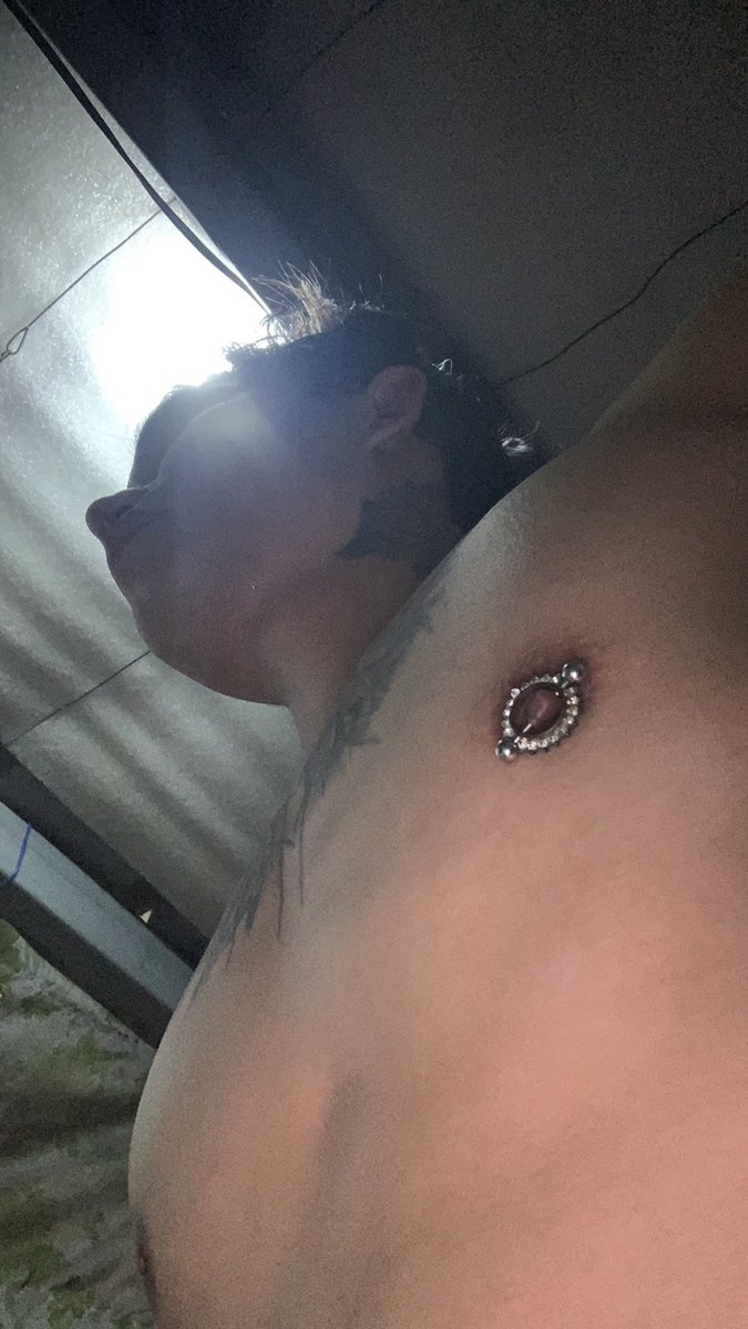 Jmb2895's tweet photo. Nipple suck moko kuya? https://t.co/YDI4orUlOd