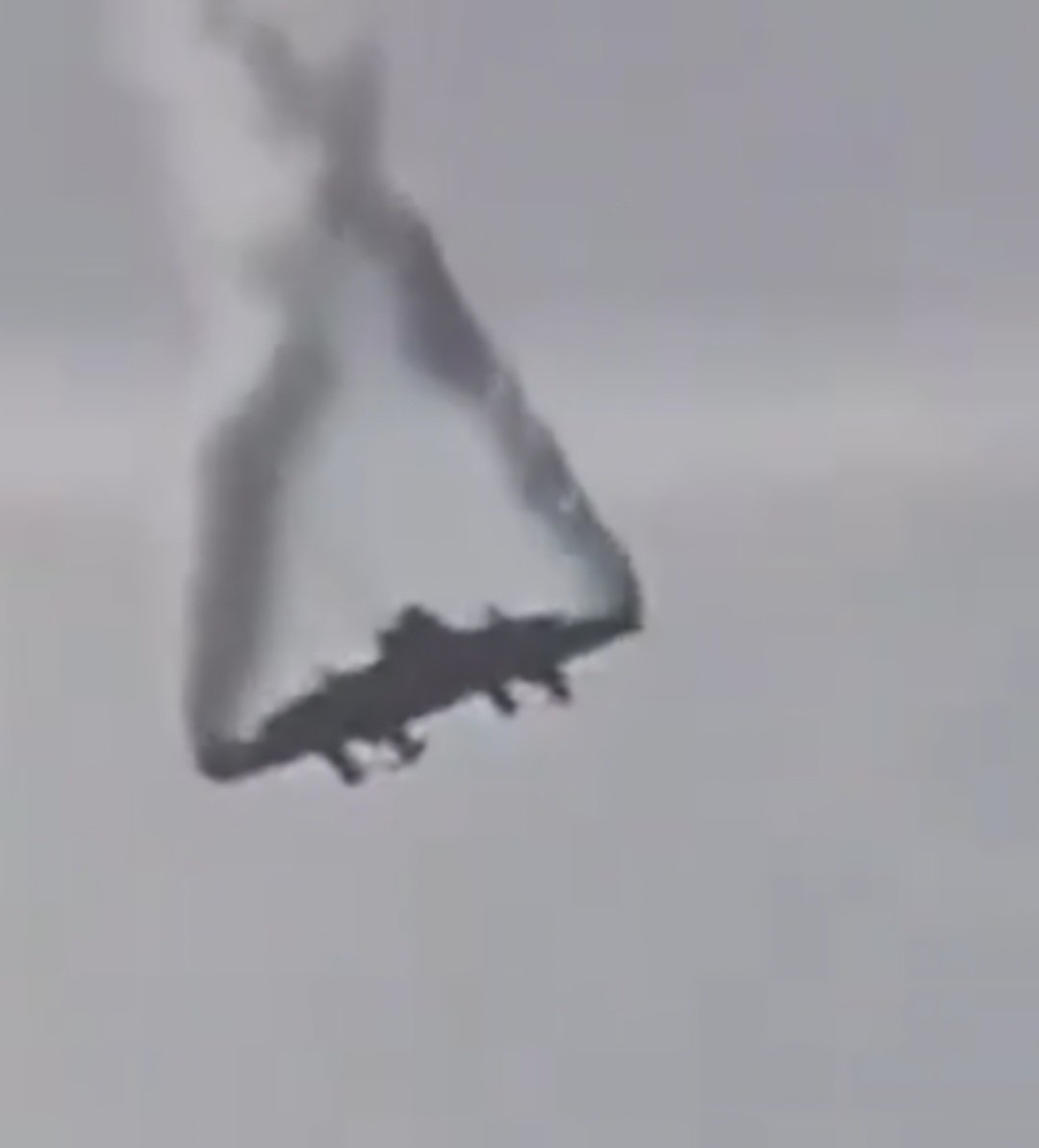 Hocam dün programda uçağımızın düşüşü ile ilgili " uçak motorlarından beyaz duman" dediniz.
Görüntülerde motorlardan değil, kanat uçlarından duman geliyor. Muhtemel yakıt yanıyor. Kuyruk yok belli. Peki ön bölge nerede?
<a href="/caglarozerr/">Çağlar Özer</a>