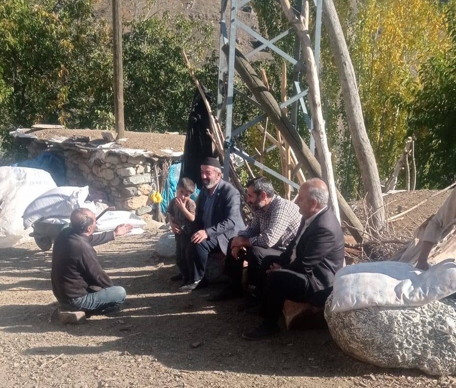 HudaParKulp_'s tweet photo. Kulp İlçe Başkanımız Mehmet Sekan Gündüz, ilçemize bağlı Akçesir Mahallesi'ni ziyaret ederek mahalle sakinleriyle bir araya geldi. 

Ziyaret sırasında, halkımızın sorunlarını ve taleplerini dinleyen İlçe Başkanımız, çözüm önerileri ve yapılacak çalışmalar hakkında bilgi verdi. https://t.co/CqMNkZ9IBM